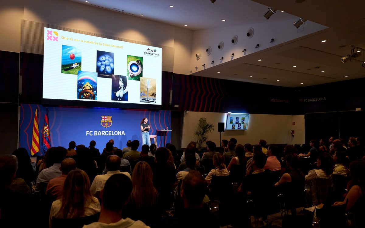 Los trabajadores y trabajadoras del FC Barcelona asisten a una charla sobre Salud Mental y Género en el ámbito laboral