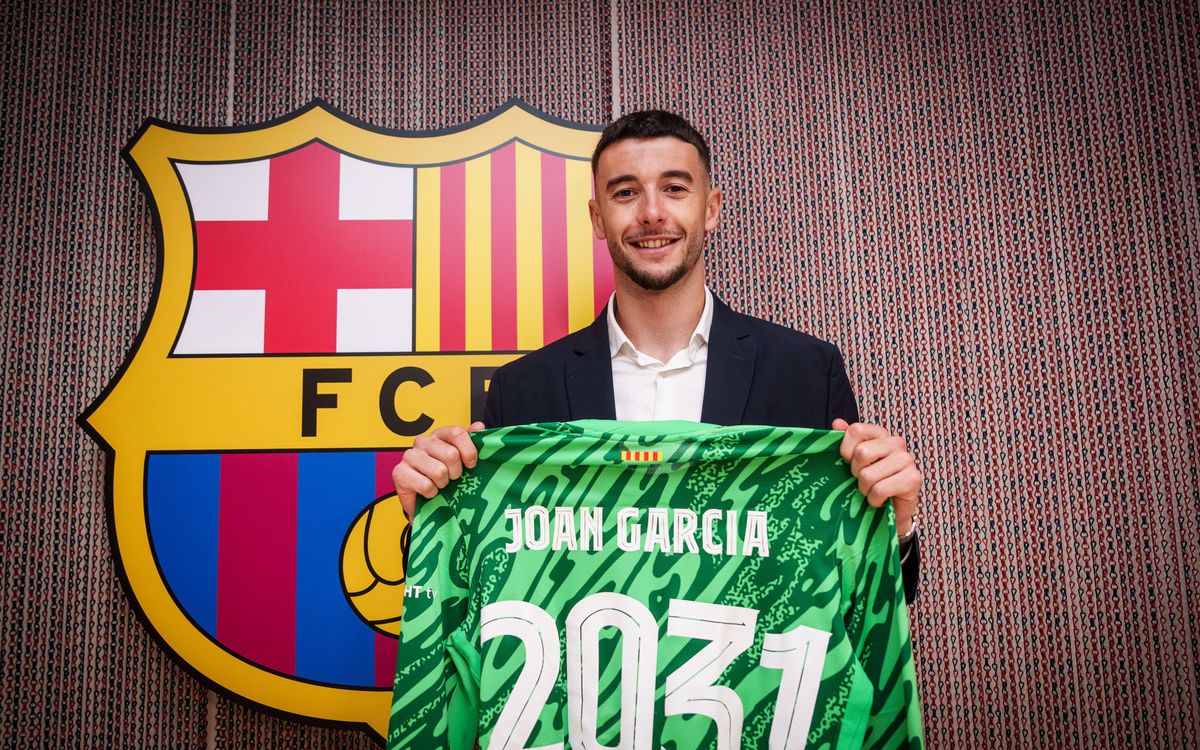 Joan Garcia signs contract with FC Barcelona